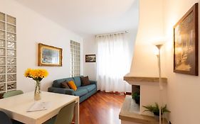 The Wall - Top Floor Apartment